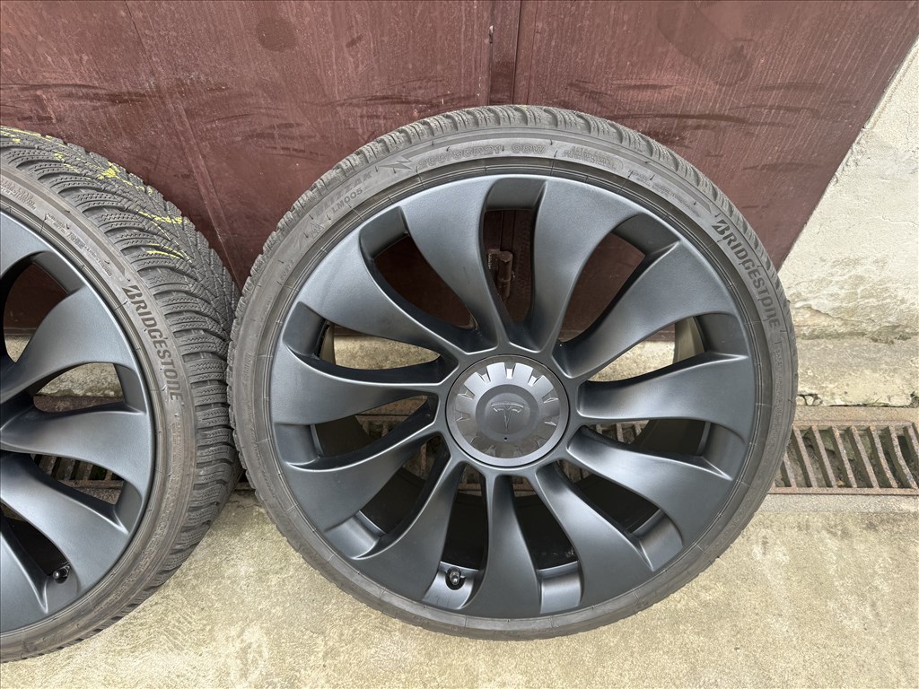 Tesla Model Y Performance 21" Überturbine Bridgestone Blizzak LM005 téli garnitúra jó állapotban 5. kép