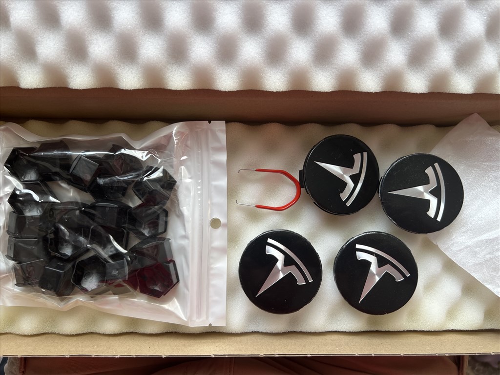 Tesla Model 3 felnikupak Tesla Model Y felnikupak Model 3 felniközép fekete-ezüst 1. kép