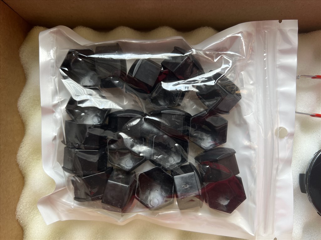 Tesla Model 3 felnikupak Tesla Model Y felnikupak Model 3 felniközép fekete-ezüst 2. kép