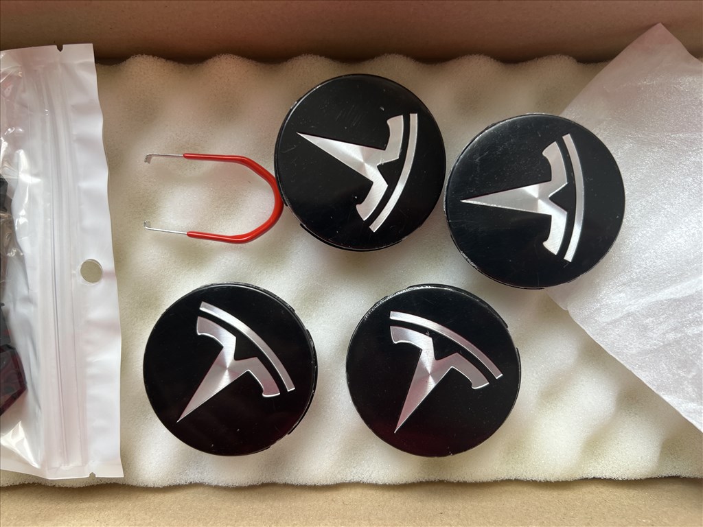 Tesla Model 3 felnikupak Tesla Model Y felnikupak Model 3 felniközép fekete-ezüst 3. kép