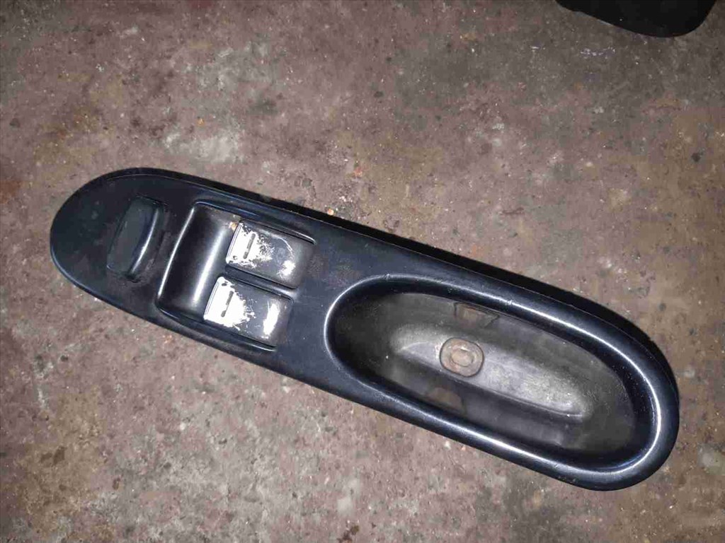 Kia Carnival II Bal Elsõ Ablakemelõ Kapcsoló 1. kép