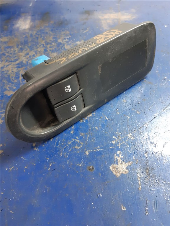 Hyundai i20 Bal Elsõ Ablakemelõ Kapcsoló 156018090 1. kép