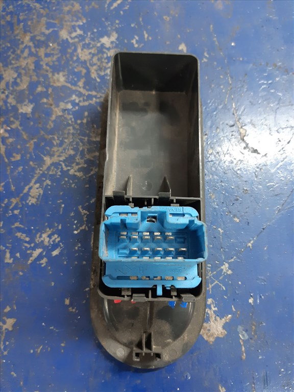 Hyundai i20 Bal Elsõ Ablakemelõ Kapcsoló 156018090 2. kép