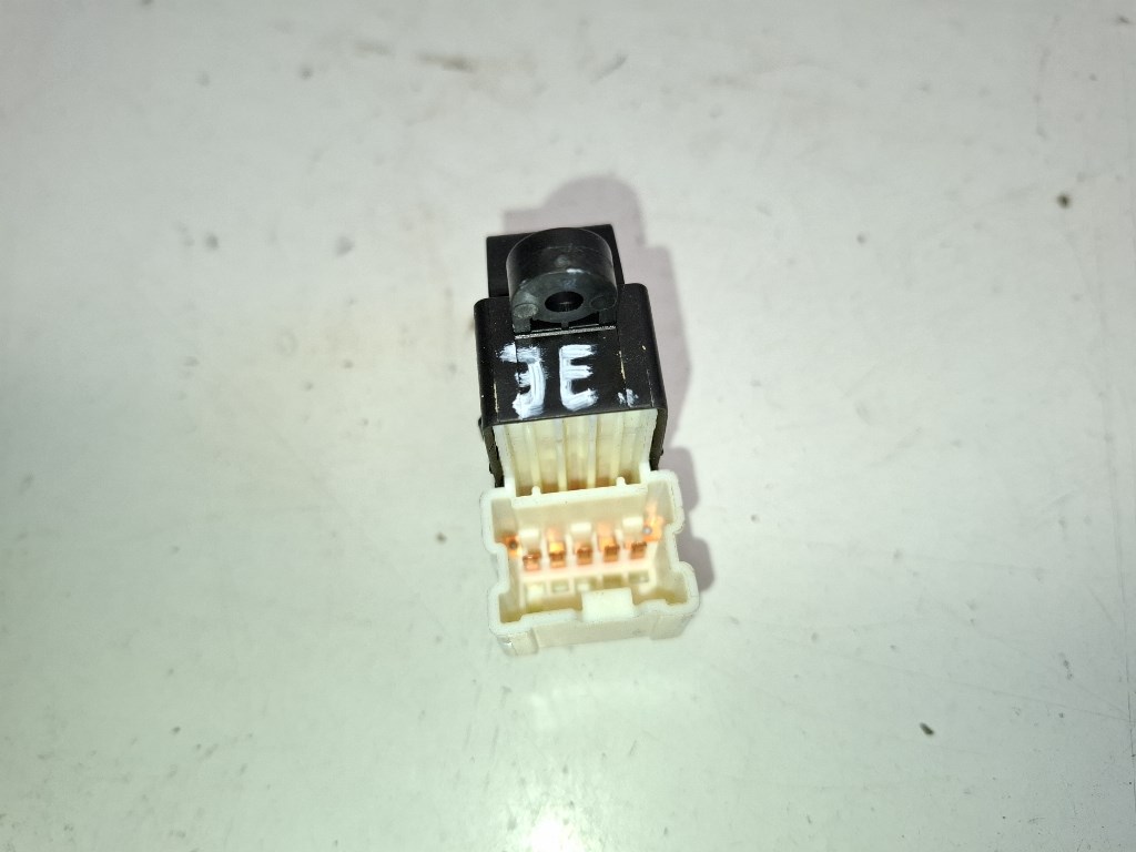 Suzuki Ignis jobb elsõ ablakemelõ kapcsoló 3. kép