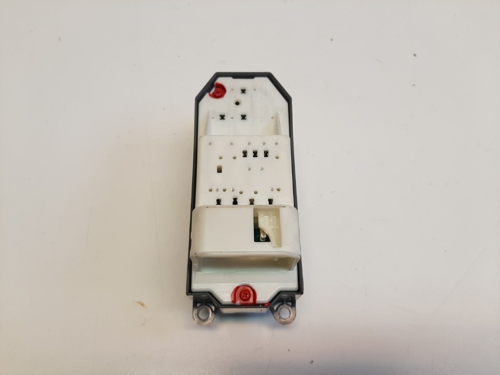 Toyota Yaris (XP130) bal elsõ ablakemelõ kapcsoló 2. kép