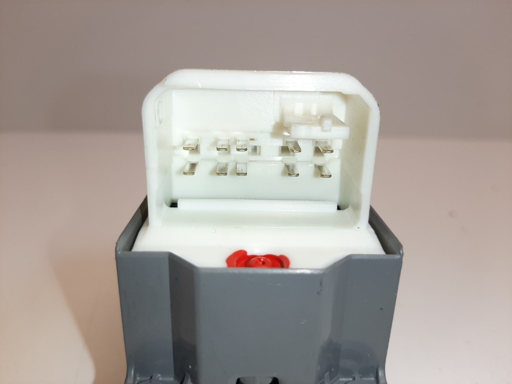 Toyota Yaris (XP130) bal elsõ ablakemelõ kapcsoló 3. kép