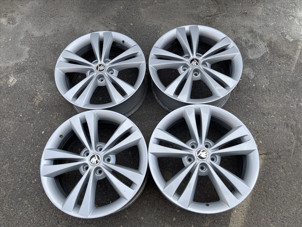  18-as, 5x112-es újszerű gyári Skoda alufelni 1. kép