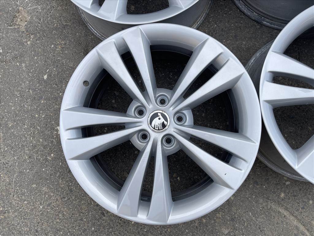  18-as, 5x112-es újszerű gyári Skoda alufelni 2. kép