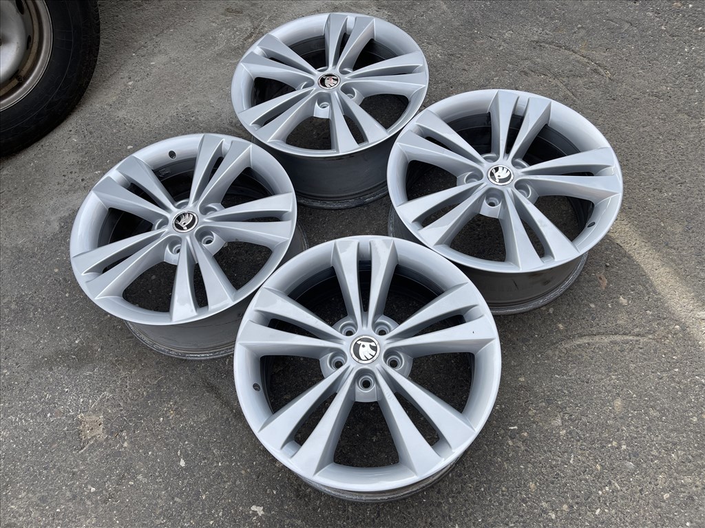 18-as, 5x112-es újszerű gyári Skoda alufelni 3. kép