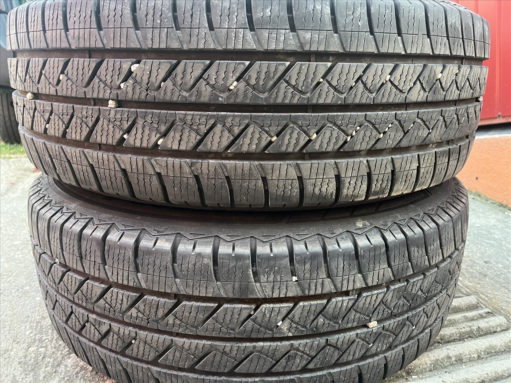  215/6516" C újszerű Goodyear négyévszakos gumi (2db) 1. kép
