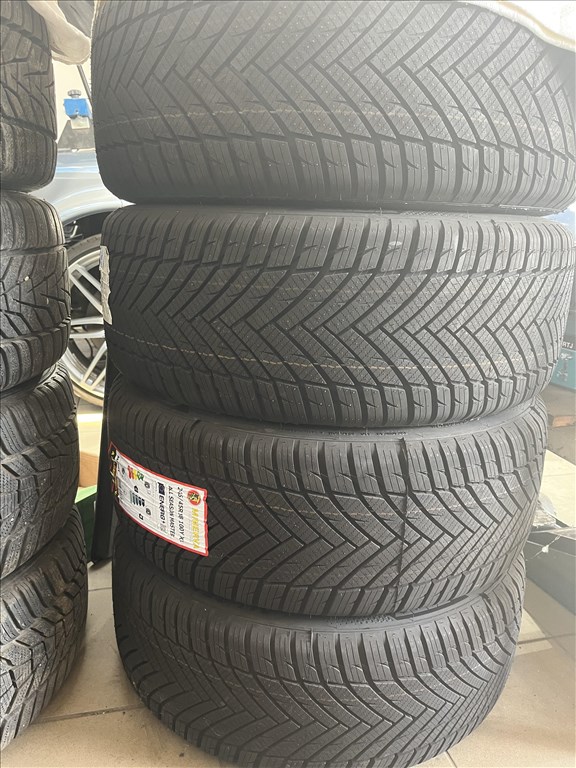  245/4518" új négyévszakos gumi  1. kép