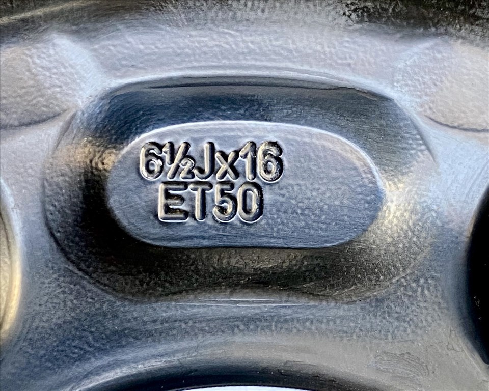 Ford 16" acélfelnik, TPMS szenzorokkal, dísztárcsákkal 6. kép