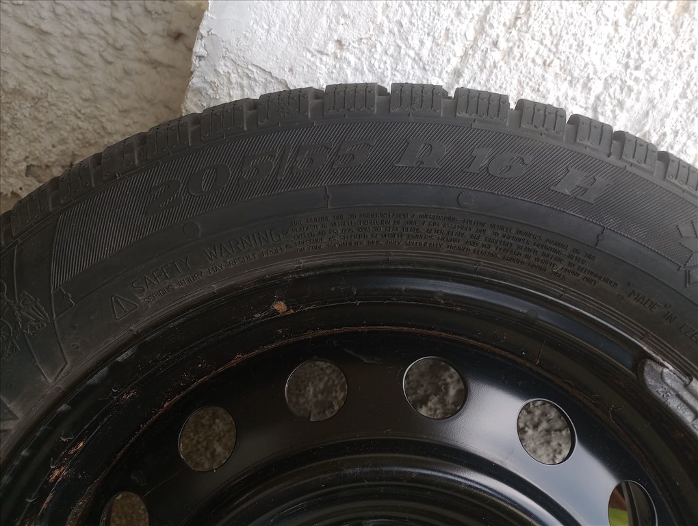  5x114.3 lyukosztású 16" használt lemezfelni, rajta 205/55 újszerű Viking Wintech téli gumi  2. kép