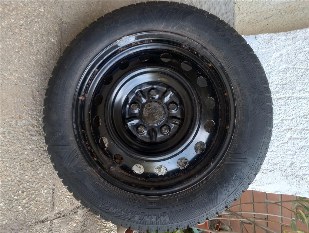  5x114.3 lyukosztású 16" használt lemezfelni, rajta 205/55 újszerű Viking Wintech téli gumi  1. kép
