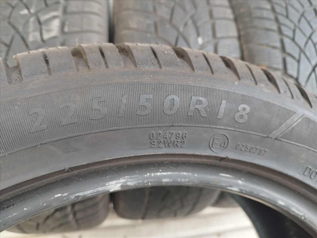 225 50 r18 Dunlop téligumi garnitúra  1. kép