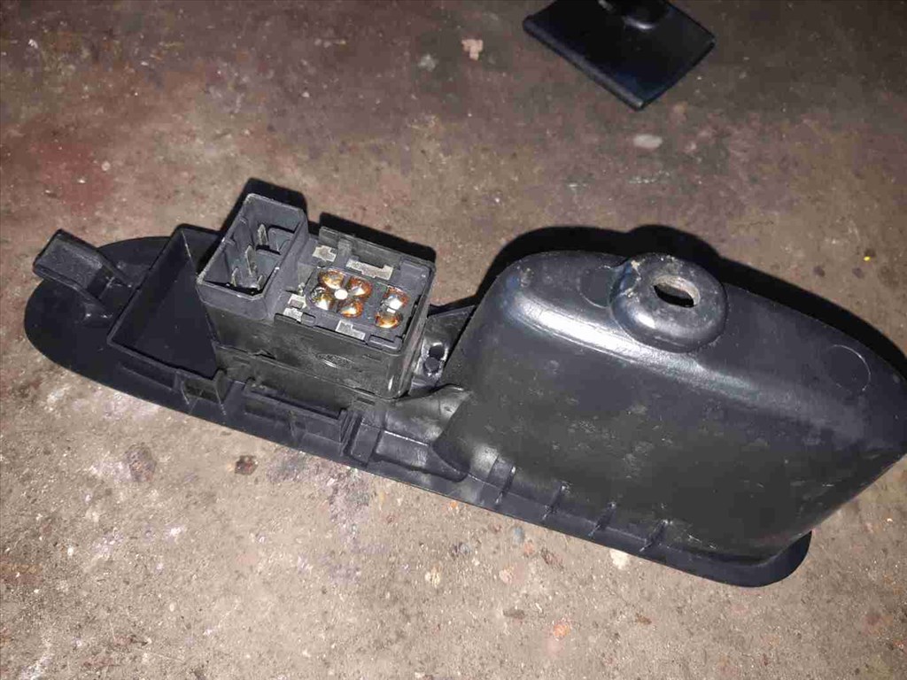 Kia Carnival II Jobb Elsõ Ablakemelõ Kapcsoló 2. kép