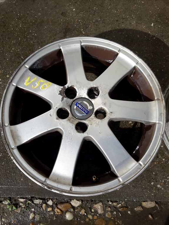 Volvo V50 <p>Gyáriszám:<br>VOLVO K201</p><p>Felni méret: 16"</p><p>Furatszám: 5</p><p>Osztókör: 108.0</p><p>ET szám: D22FA</p><p>Állapot: Normál</p><p>Érdeklõdéskor hivatkozzon erre: KIN-40077</p><p>Bármire van szüksége hívjon bizalommal!<br>Kizárólag munkaidõben hétfõtõl - péntekig 8-12 13-16 óráig!<br>Alkatrészek széles választékban!<br>Hivatalos Regisztrált Autobontó Kecel!<br>Vásároljon Megbízható Helyrõl Beszerelési Garanciával Profiktól!</p> 55000 1. kép