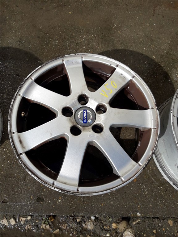 Volvo V50 <p>Gyáriszám:<br>VOLVO K201</p><p>Felni méret: 16"</p><p>Furatszám: 5</p><p>Osztókör: 108.0</p><p>ET szám: D22FA</p><p>Állapot: Normál</p><p>Érdeklõdéskor hivatkozzon erre: KIN-40077</p><p>Bármire van szüksége hívjon bizalommal!<br>Kizárólag munkaidõben hétfõtõl - péntekig 8-12 13-16 óráig!<br>Alkatrészek széles választékban!<br>Hivatalos Regisztrált Autobontó Kecel!<br>Vásároljon Megbízható Helyrõl Beszerelési Garanciával Profiktól!</p> 55000 3. kép