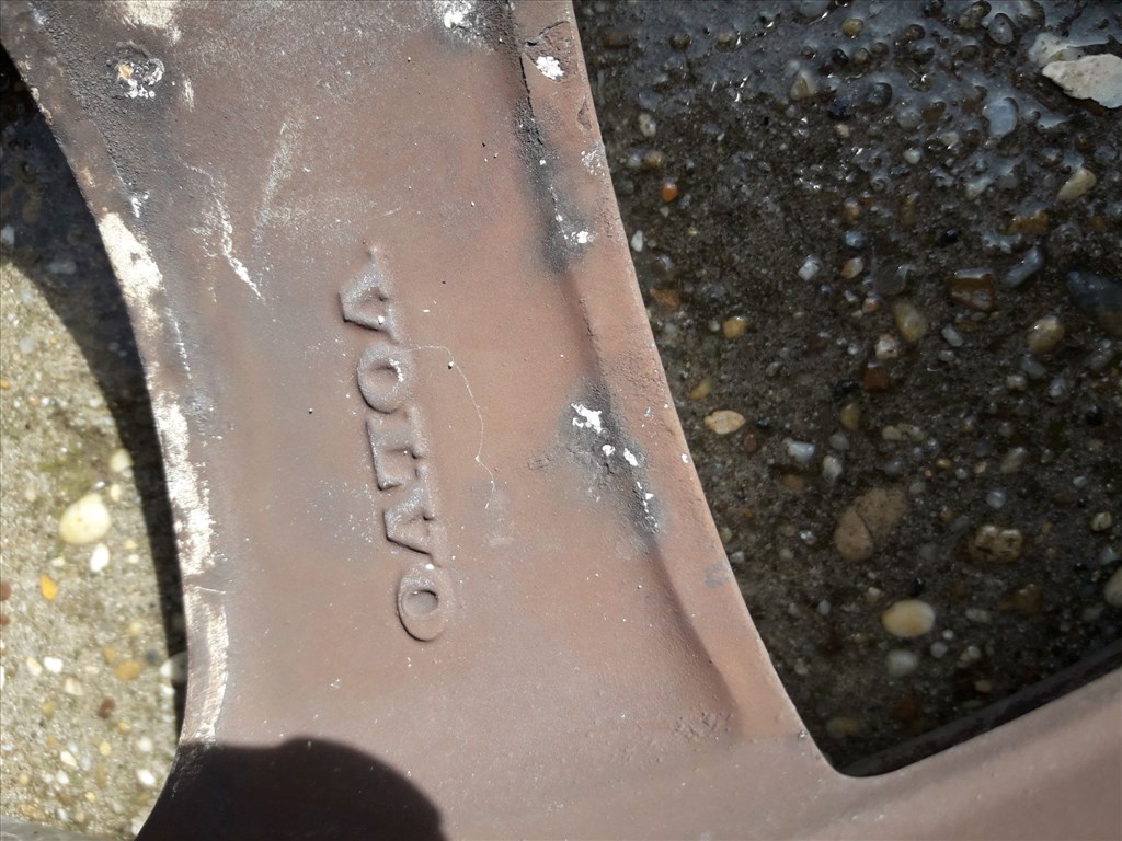 Volvo V50 <p>Gyáriszám:<br>VOLVO K201</p><p>Felni méret: 16"</p><p>Furatszám: 5</p><p>Osztókör: 108.0</p><p>ET szám: D22FA</p><p>Állapot: Normál</p><p>Érdeklõdéskor hivatkozzon erre: KIN-40077</p><p>Bármire van szüksége hívjon bizalommal!<br>Kizárólag munkaidõben hétfõtõl - péntekig 8-12 13-16 óráig!<br>Alkatrészek széles választékban!<br>Hivatalos Regisztrált Autobontó Kecel!<br>Vásároljon Megbízható Helyrõl Beszerelési Garanciával Profiktól!</p> 55000 5. kép