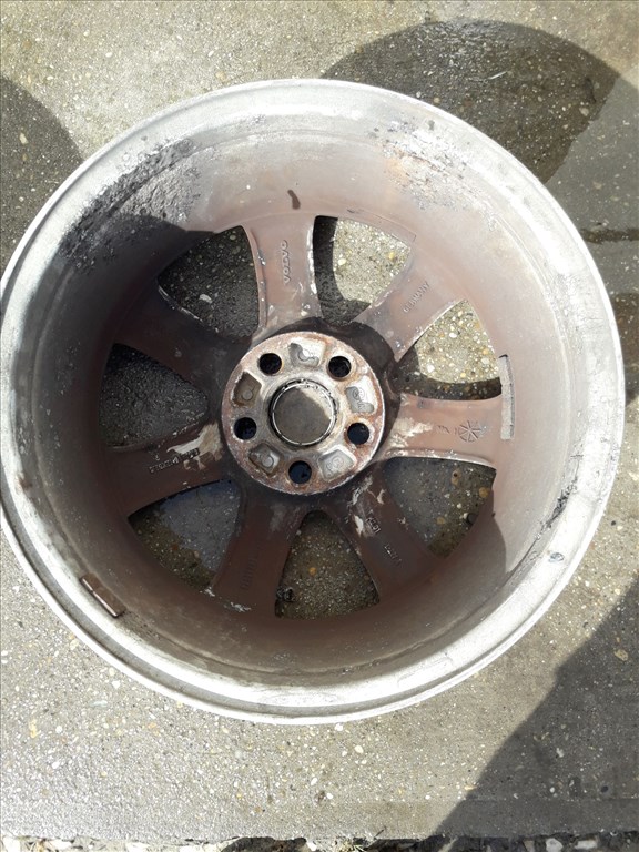 Volvo V50 <p>Gyáriszám:<br>VOLVO K201</p><p>Felni méret: 16"</p><p>Furatszám: 5</p><p>Osztókör: 108.0</p><p>ET szám: D22FA</p><p>Állapot: Normál</p><p>Érdeklõdéskor hivatkozzon erre: KIN-40077</p><p>Bármire van szüksége hívjon bizalommal!<br>Kizárólag munkaidõben hétfõtõl - péntekig 8-12 13-16 óráig!<br>Alkatrészek széles választékban!<br>Hivatalos Regisztrált Autobontó Kecel!<br>Vásároljon Megbízható Helyrõl Beszerelési Garanciával Profiktól!</p> 55000 8. kép