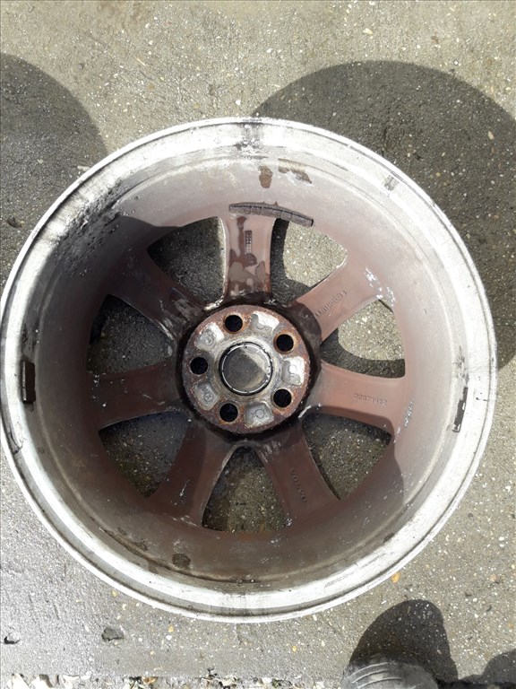 Volvo V50 <p>Gyáriszám:<br>VOLVO K201</p><p>Felni méret: 16"</p><p>Furatszám: 5</p><p>Osztókör: 108.0</p><p>ET szám: D22FA</p><p>Állapot: Normál</p><p>Érdeklõdéskor hivatkozzon erre: KIN-40077</p><p>Bármire van szüksége hívjon bizalommal!<br>Kizárólag munkaidõben hétfõtõl - péntekig 8-12 13-16 óráig!<br>Alkatrészek széles választékban!<br>Hivatalos Regisztrált Autobontó Kecel!<br>Vásároljon Megbízható Helyrõl Beszerelési Garanciával Profiktól!</p> 55000 9. kép