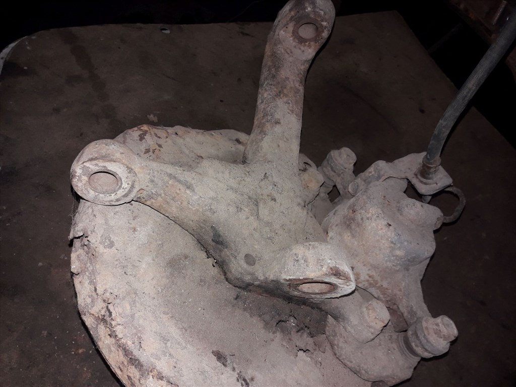 Mitsubishi L400 Jobb Elsõ Csonkállvány Kerékaggyal  Féknyereg 2. kép