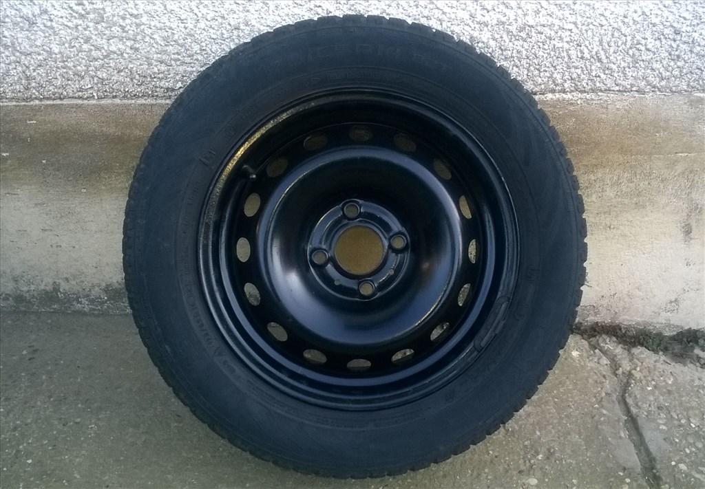	Eladó 4db 14-es 4x100-as Renault lemezfelni 175 65R14 Nokian téli gumival 2. kép