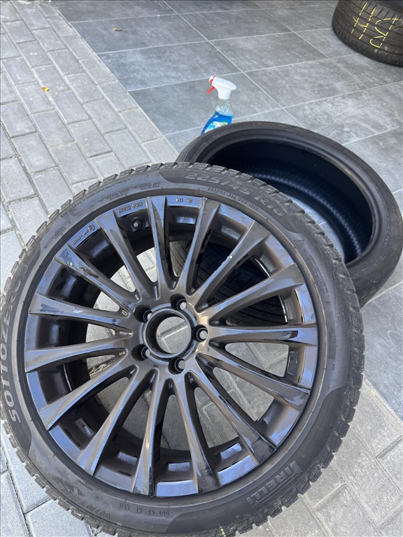  18" újszerű (gyári felni) felni, rajta 225/45 használt Pirelli téli gumi. 1. kép