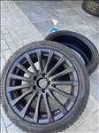 18" újszerű (gyári felni) felni, rajta 225/45 használt Pirelli téli gumi.