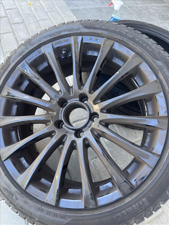  18" újszerű (gyári felni) felni, rajta 225/45 használt Pirelli téli gumi. 2. kép