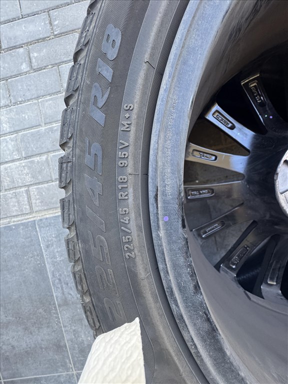  18" újszerű (gyári felni) felni, rajta 225/45 használt Pirelli téli gumi. 3. kép