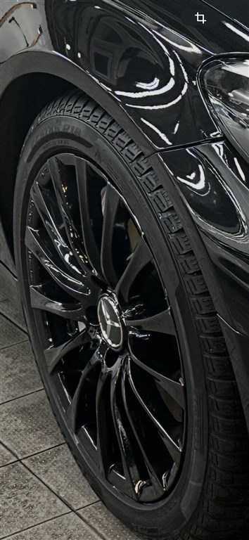  18" újszerű (gyári felni) felni, rajta 225/45 használt Pirelli téli gumi. 4. kép