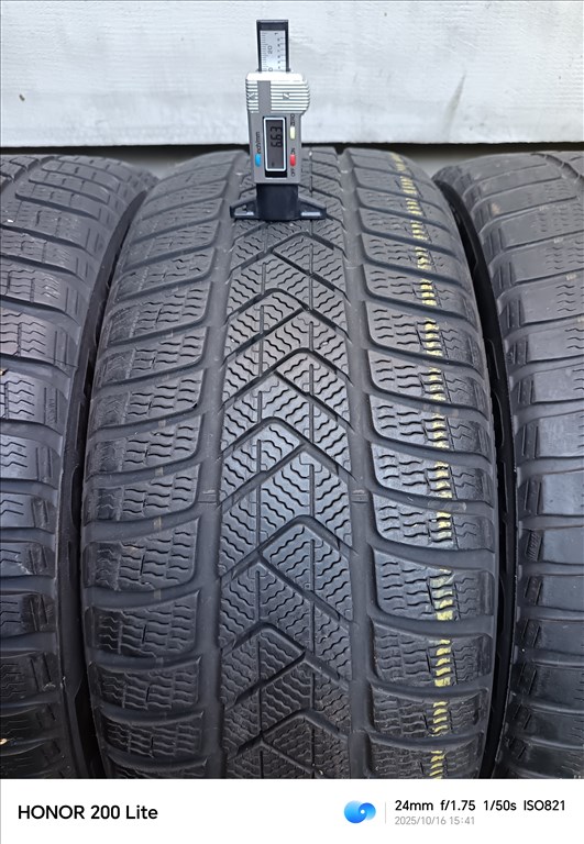  235/4518" újszerű Pirelli téli gumi gumi 1. kép