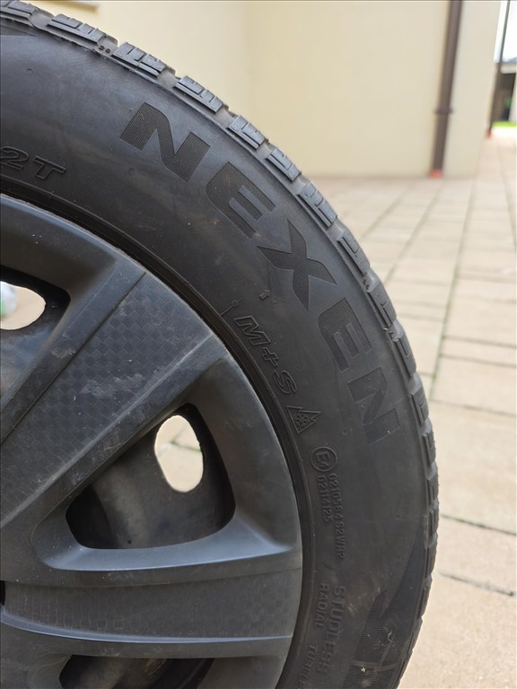  14" használt lemezfelni, rajta 175/65 használt 2 db Continental és 2 db Nexen téli gumi  6. kép