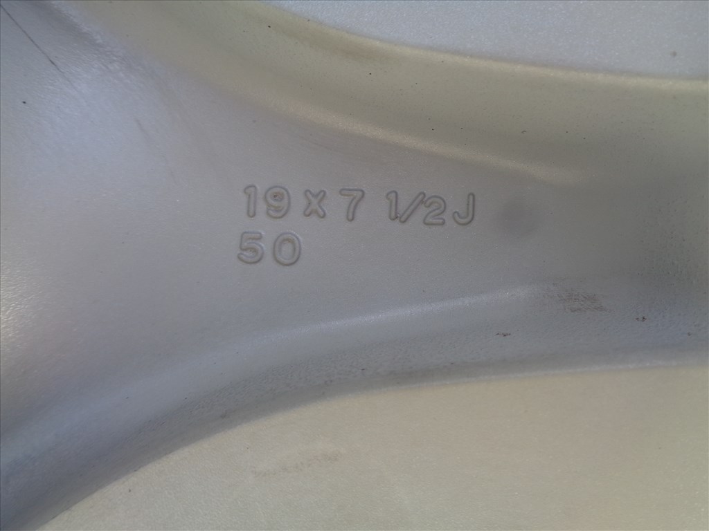 Mazda gyári alufelni 19-es, nyomás szenzorral újszerű állapotban eladó. 8. kép