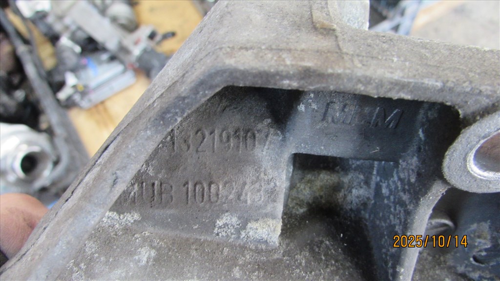 Opel Zafira C Tourer 2013 2.0D A20DTH féltengelytartó bak 13219107 2. kép