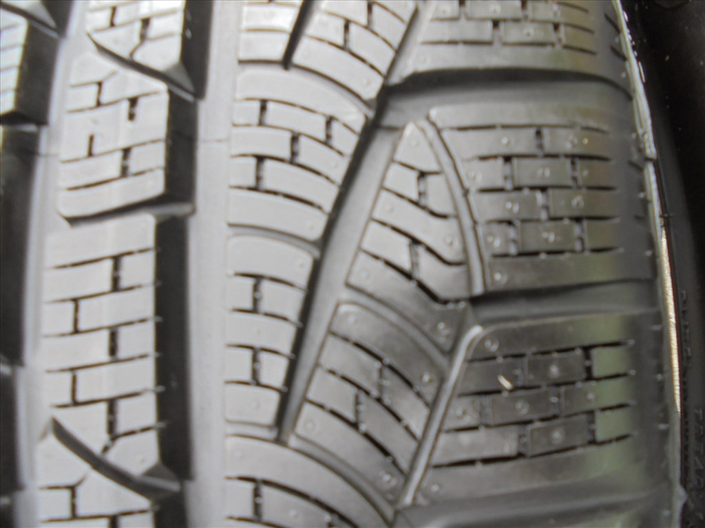 Új 2 db 205/55 R 17-es Pirelli téli gumi eladó 2. kép