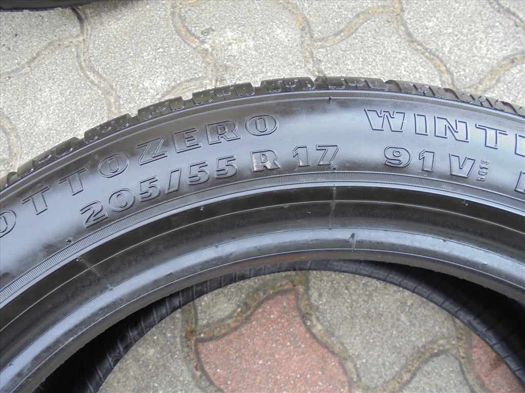 Új 2 db 205/55 R 17-es Pirelli téli gumi eladó 3. kép