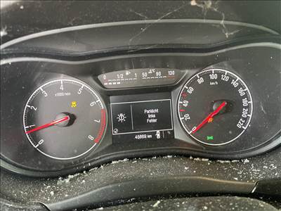 Opel Corsa E 1.4 Turbo benzin km óra egység
