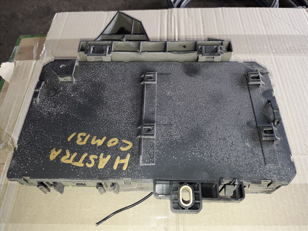 Opel Astra H Biztosítéktábla / Relé Tábla 13115937 2. kép