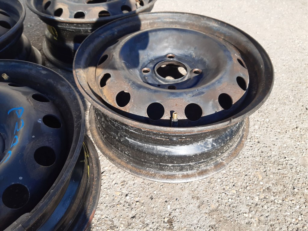 Peugeot 206 <p>Felni méret: 14"</p><p>Felni szélesség: 5.5</p><p>Furatszám: 4</p><p>Osztókör: 108.0</p><p>ET szám: ET34</p><p>Agy Átmérõ: 65.0</p><p>Állapot: Normál</p><p>Érdeklõdéskor hivatkozzon erre: KIN-40163</p><p>Bármire van szüksége hívjon bizalommal!<br>Kizárólag munkaidõben hétfõtõl - péntekig 8-12 13-16 óráig!<br>Alkatrészek széles választékban!<br>Hivatalos Regisztrált Autobontó Kecel!<br>Vásároljon Megbízható Helyrõl Beszerelési Garanciával Profiktól!</p> 22000 3. kép