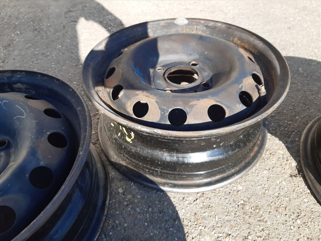 Peugeot 206 <p>Felni méret: 14"</p><p>Felni szélesség: 5.5</p><p>Furatszám: 4</p><p>Osztókör: 108.0</p><p>ET szám: ET34</p><p>Agy Átmérõ: 65.0</p><p>Állapot: Normál</p><p>Érdeklõdéskor hivatkozzon erre: KIN-40163</p><p>Bármire van szüksége hívjon bizalommal!<br>Kizárólag munkaidõben hétfõtõl - péntekig 8-12 13-16 óráig!<br>Alkatrészek széles választékban!<br>Hivatalos Regisztrált Autobontó Kecel!<br>Vásároljon Megbízható Helyrõl Beszerelési Garanciával Profiktól!</p> 22000 4. kép