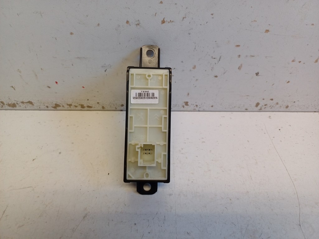 Peugeot 208  Multimédia funkció választó kapcsoló 96758773XU 2. kép