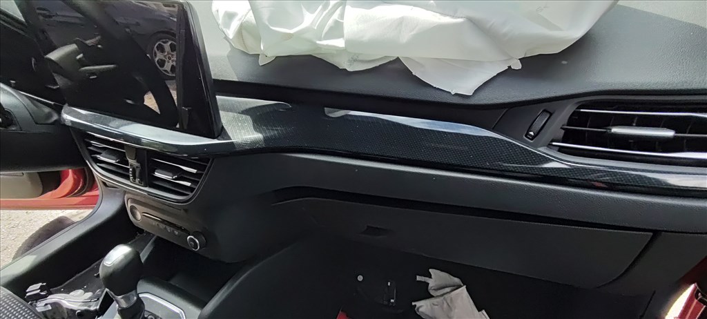 Ford Focus mk4 műszerfal carbon díszléc  1. kép