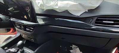 Ford Focus mk4 műszerfal carbon díszléc 