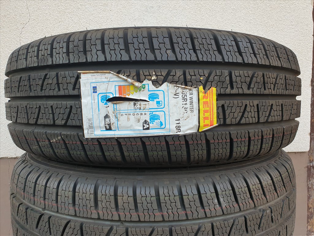  235/65 16C Pirelli Carrier Winter 2. kép