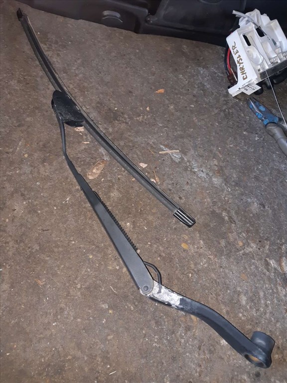 Chrysler PT Cruiser Bal Elsõ Ablaktörlõ Kar 2. kép