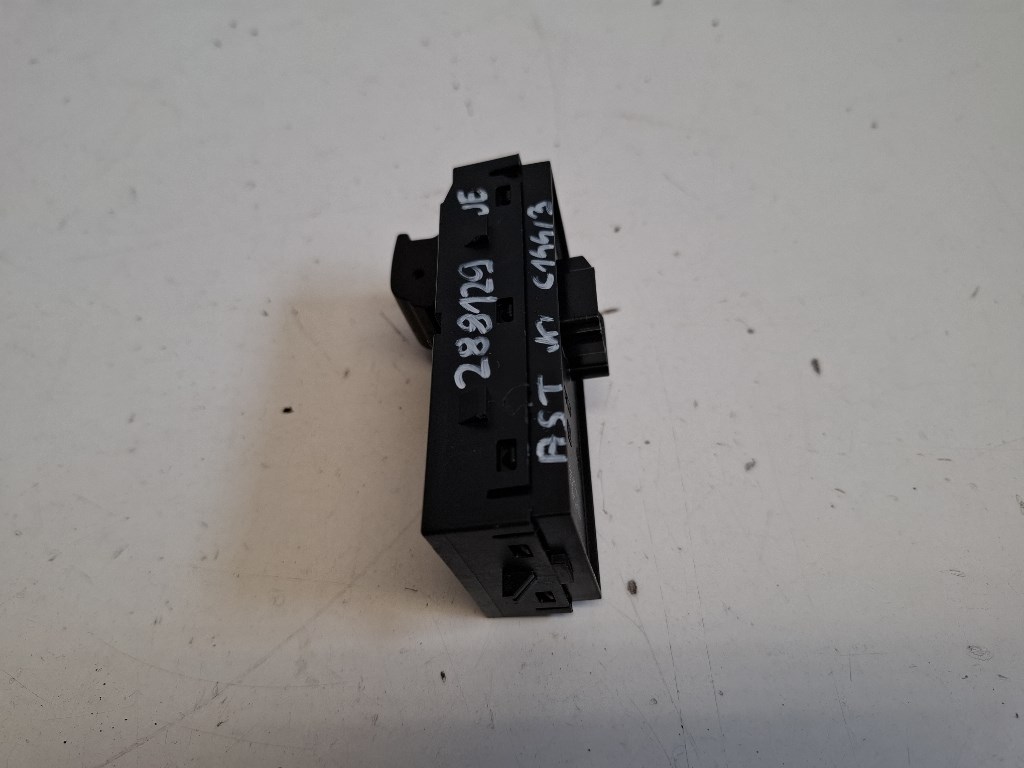 Opel Astra K jobb elsõ ablakemelõ kapcsoló 13408448 2. kép