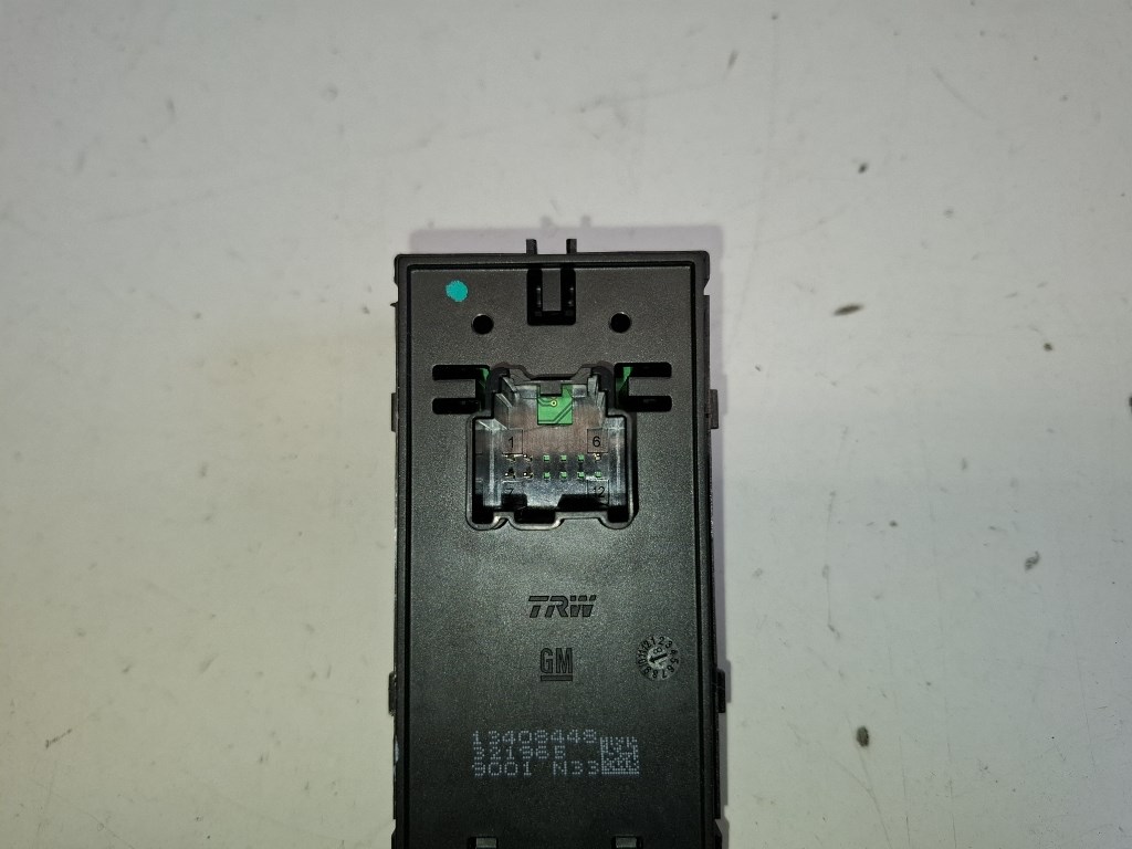 Opel Astra K jobb elsõ ablakemelõ kapcsoló 13408448 3. kép