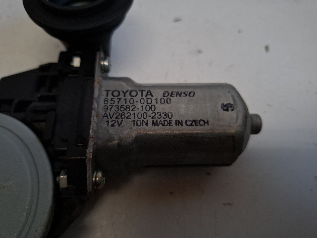 Toyota Yaris (XP130) bal hátsó ablakemelõ motor 857100D100 AV2621002330 3. kép